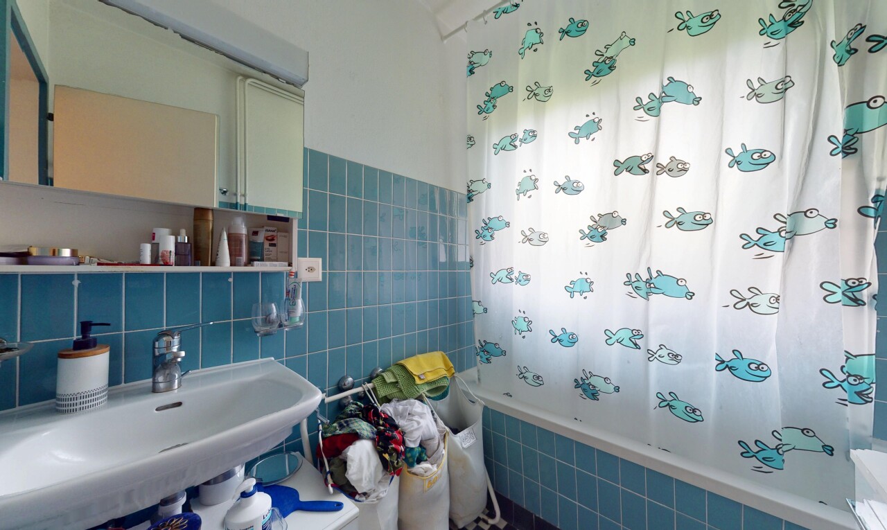 salle de bains avec mur en carrelage, tile wall, miroir, salle de bain complète, et douche-bain combinés