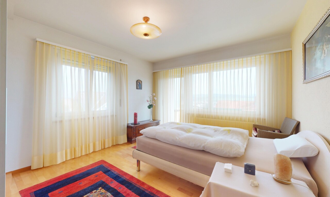 chambre avec natural light, lumière naturelle, inside property, wood finish floor, et sol en finition bois