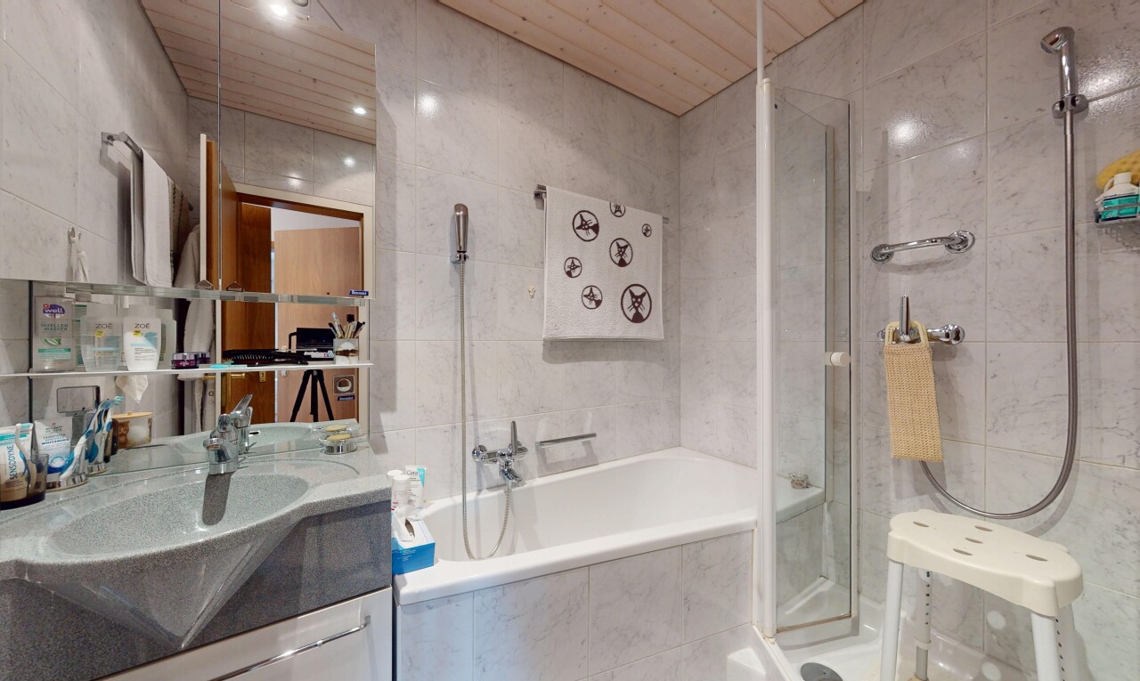 salle de bains avec tile tub, douche, mur en carrelage, tile wall, et inside property