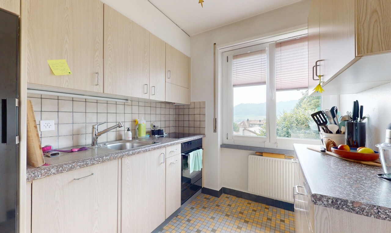 cuisine avec natural light, lumière naturelle, radiateur, inside property, et backsplash