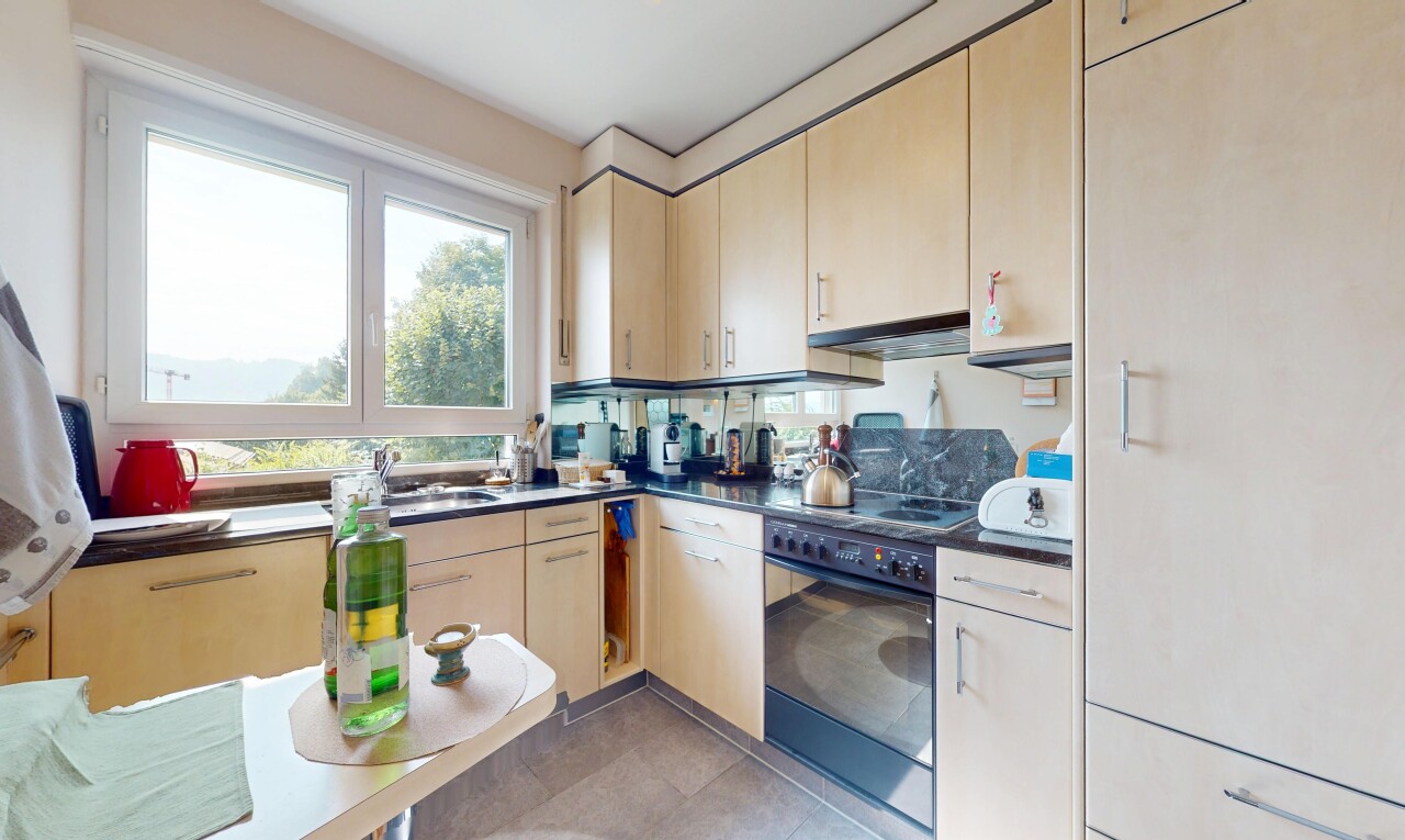 cuisine avec natural light, lumière naturelle, four, inside property, et plans de travail