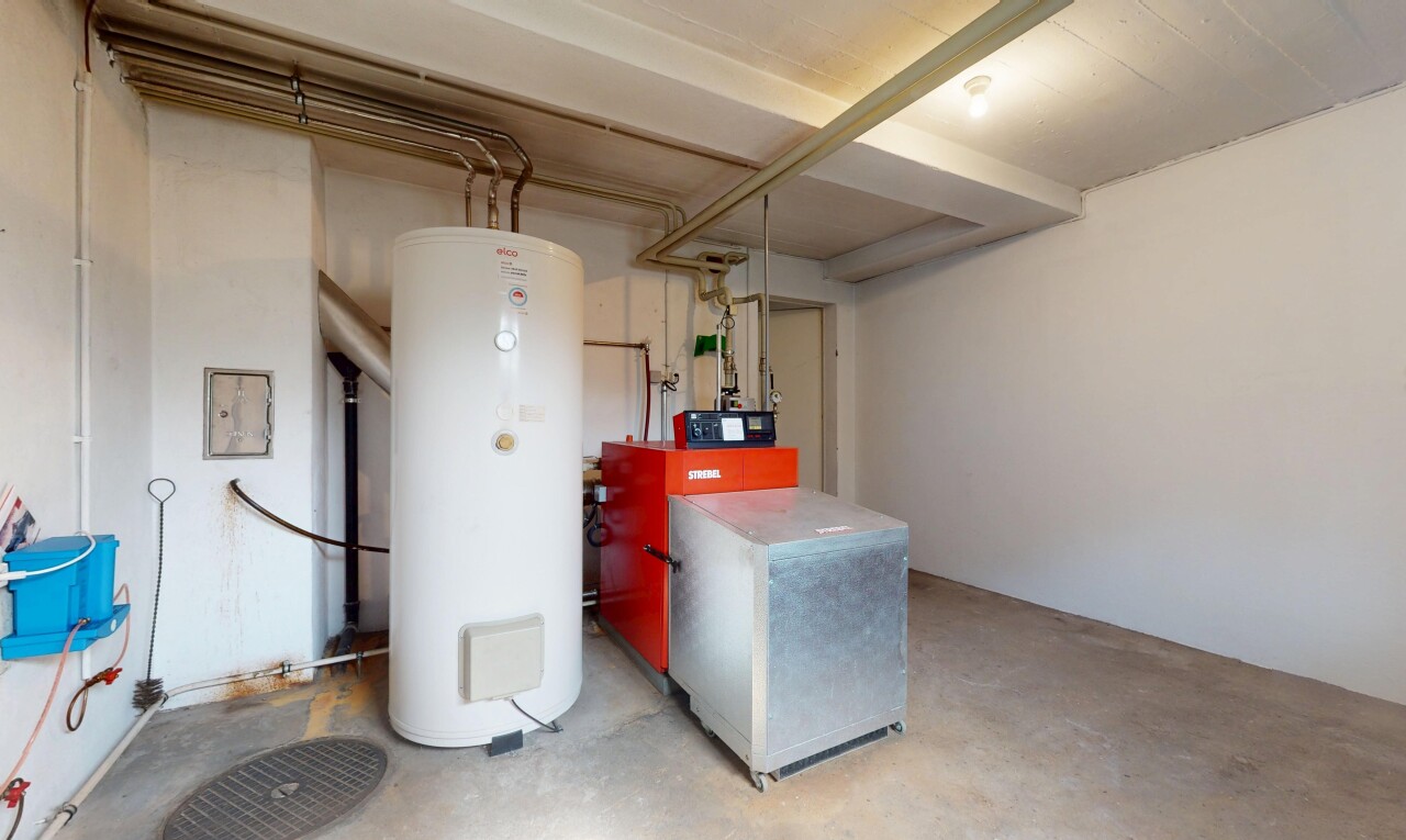 buanderie avec concrete floor, chauffe-eau, inside property, unfinished concrete floor, et drywall