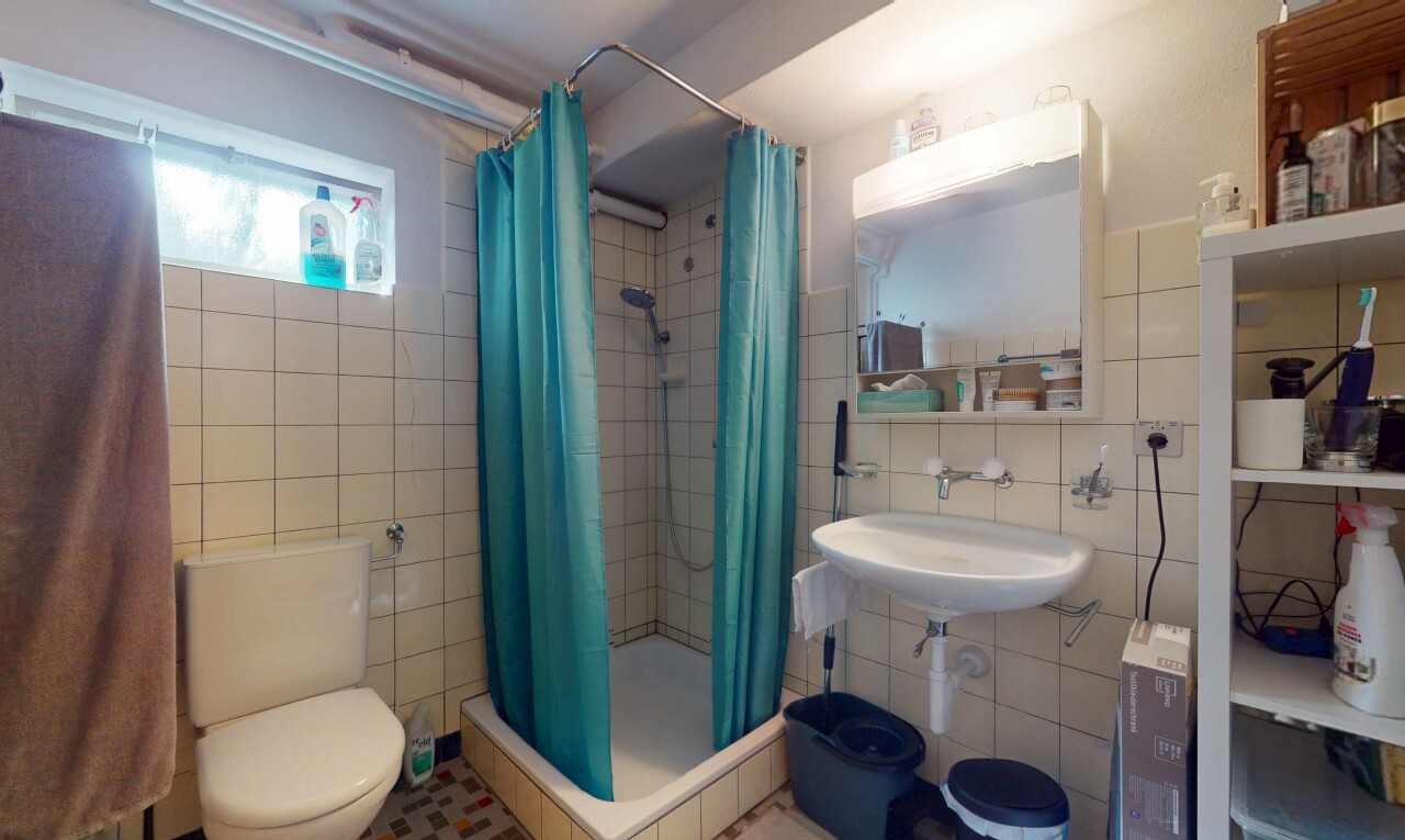salle de bains avec tile wall, mur en carrelage, inside property, natural light, et lumière naturelle