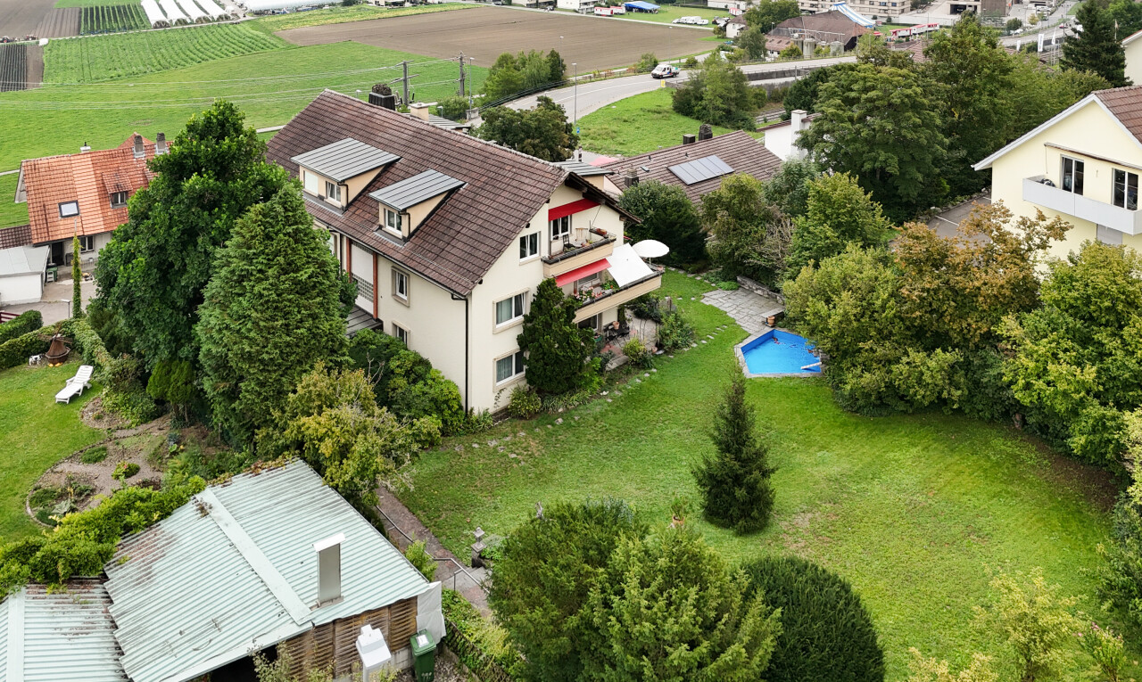 façade avec toit mansardé, property visible, vue sur le verger/agriculture, orchard / agricultural view, et pelouse