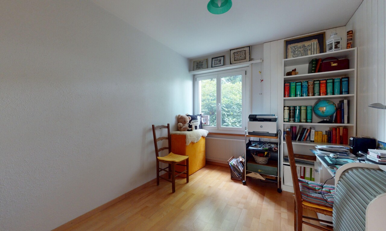 bureau avec sol en finition bois, wood finish floor, radiateur, lumière naturelle, et natural light