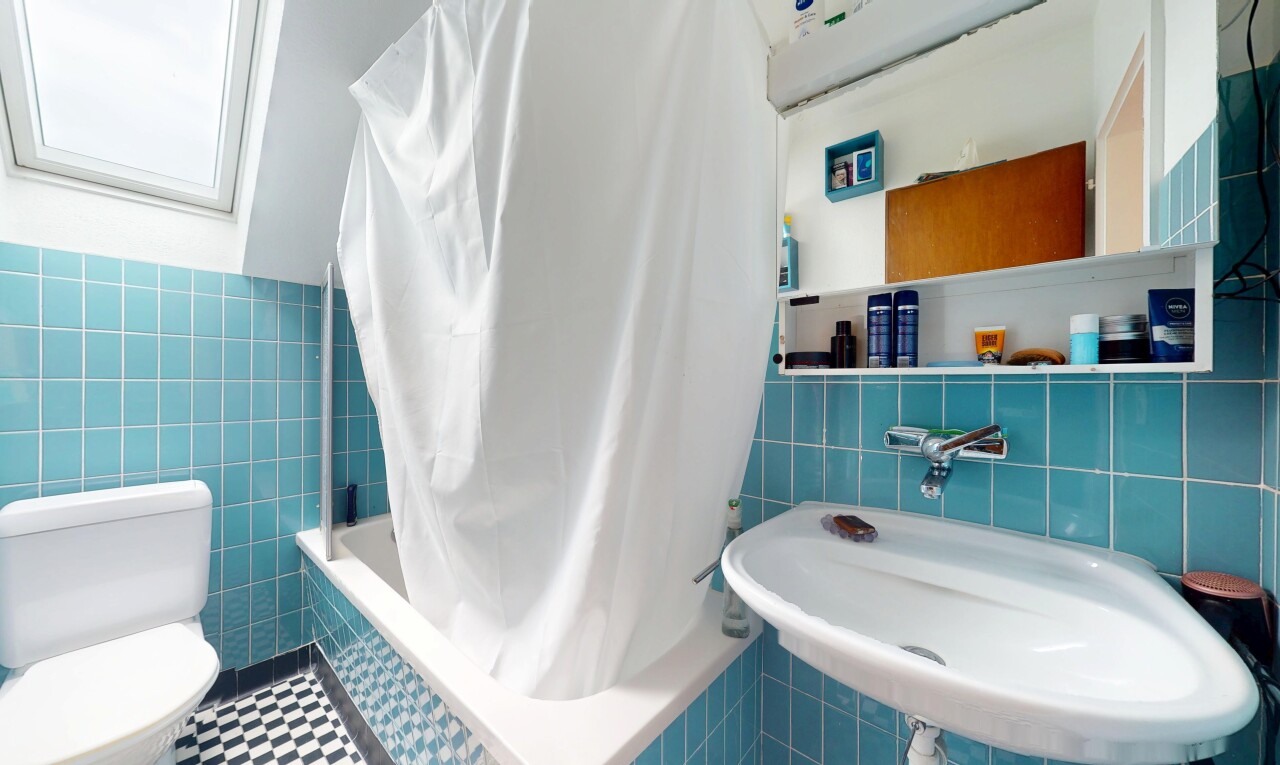 salle de bains avec tile wall, mur en carrelage, douche-bain combinés, miroir, et évier