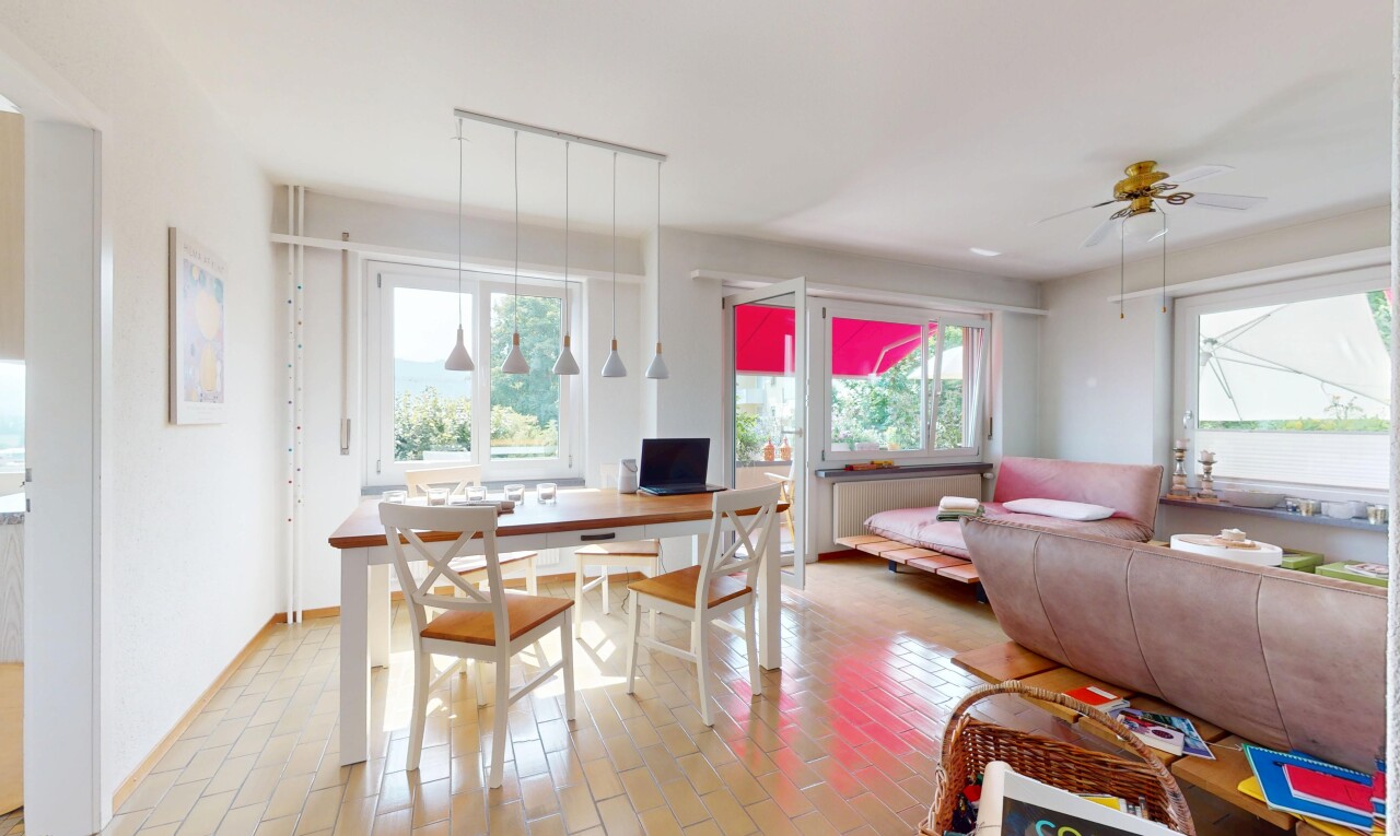 salon / salle à manger avec natural light, lumière naturelle, inside property, ventilateur de plafond, et drywall