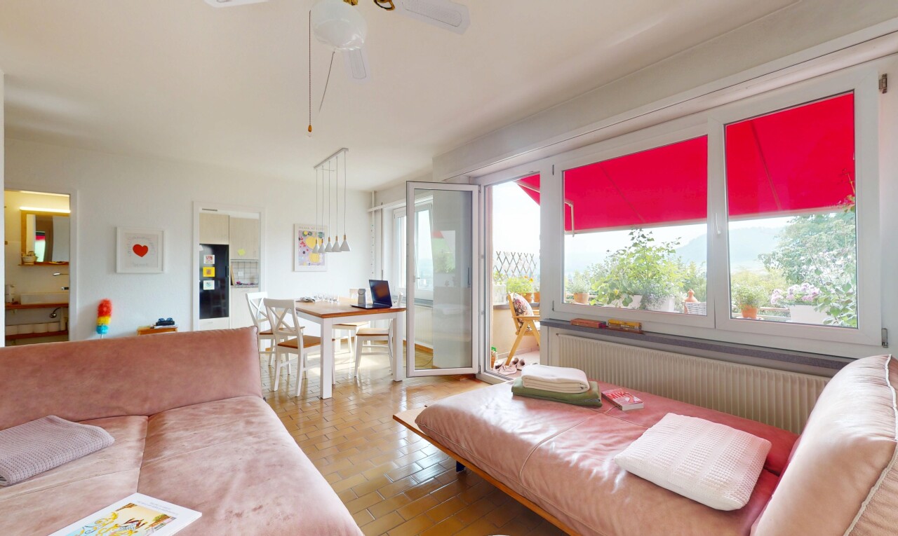 salon / salle à manger avec radiateur, inside property, natural light, lumière naturelle, et ventilateur de plafond
