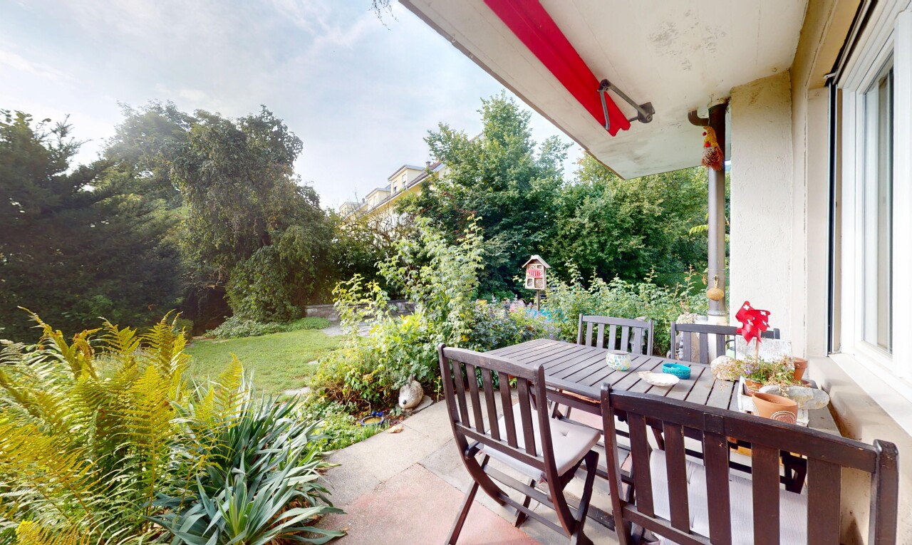 terrasse avec terrasse, from property, coin repas extérieur, pelouse, et woods view