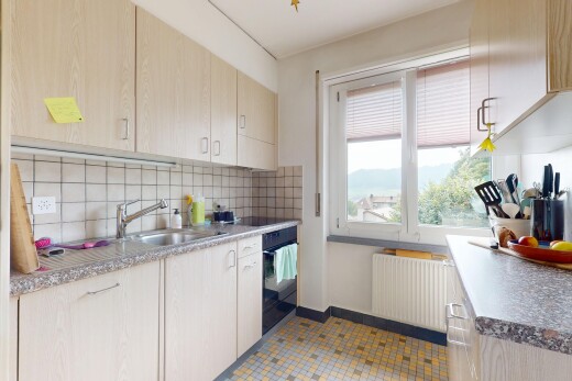 küche mit natural light, natürliches licht, kühler, inside property, und küchenrückwand beim Herd