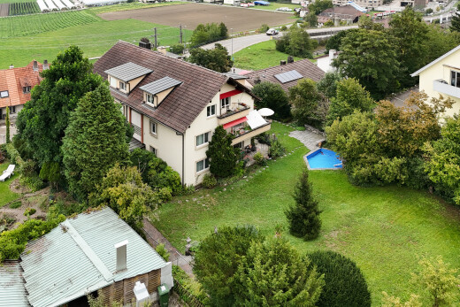 außenansicht mit dachgaube, property visible, blick auf obstgarten/agrarland, orchard / agricultural view, und rasen