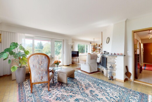 wohnzimmer mit natürliches licht, natural light, bemerkenswerter kronleuchter, inside property, und gipskartonwand