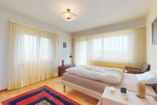 zimmer / schlafzimmer mit natural light, natürliches licht, inside property, wood finish floor, und holzfußboden