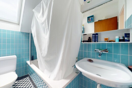 bad mit tile wall, fliesenwand, kombiniertes bad / dusche, spiegel, und waschbecken