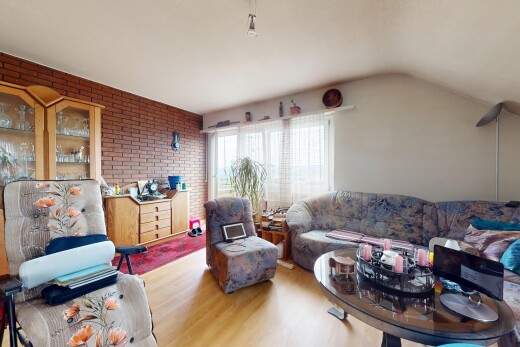 wohnzimmer mit natural light, natürliches licht, wood finish floor, holzfußboden, und brick wall