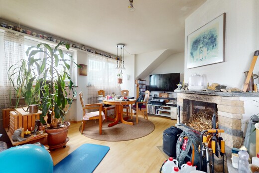 wohn- / esszimmer mit wood finish floor, holzfußboden, natural light, natürliches licht, und fernseher