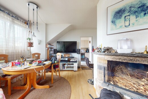 wohn- / esszimmer mit holzfußboden, wood finish floor, fernseher, inside property, und natürliches licht