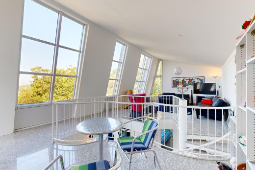 esszimmer mit fernseher, natürliches licht, und dachschräge