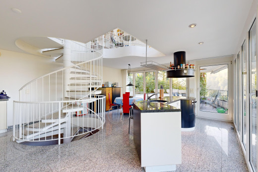 küche mit natürliches licht und terrazzoboden