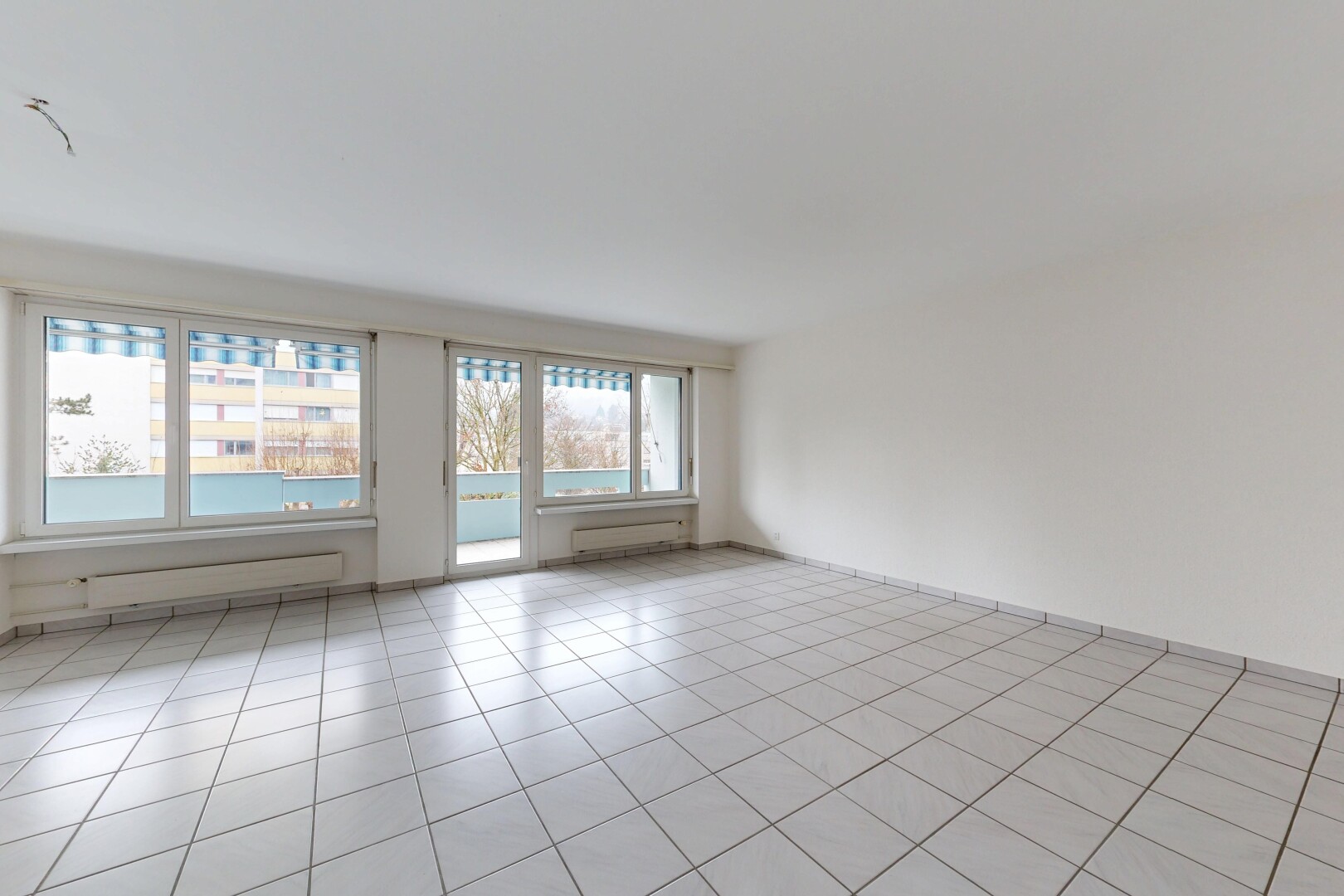 pièce vide avec lumière naturelle, natural light, cloison sèche, drywall, et inside property