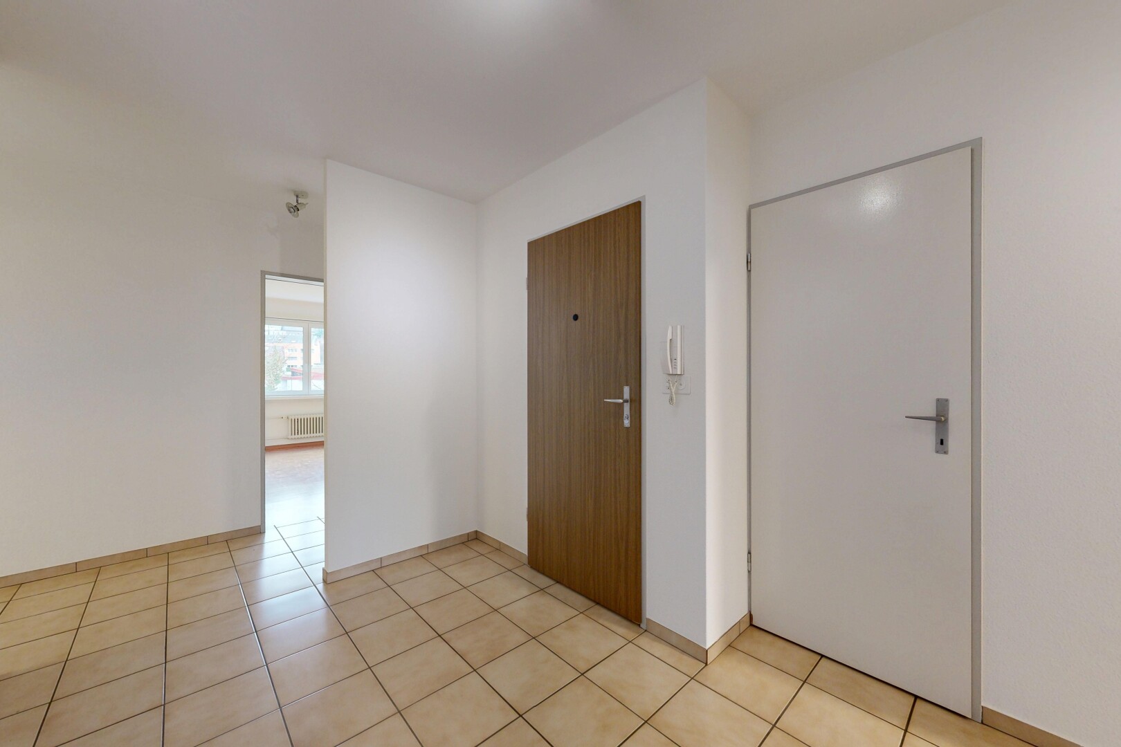 pièce vide avec inside property, cloison sèche, drywall, sol en carrelage, et tile floor