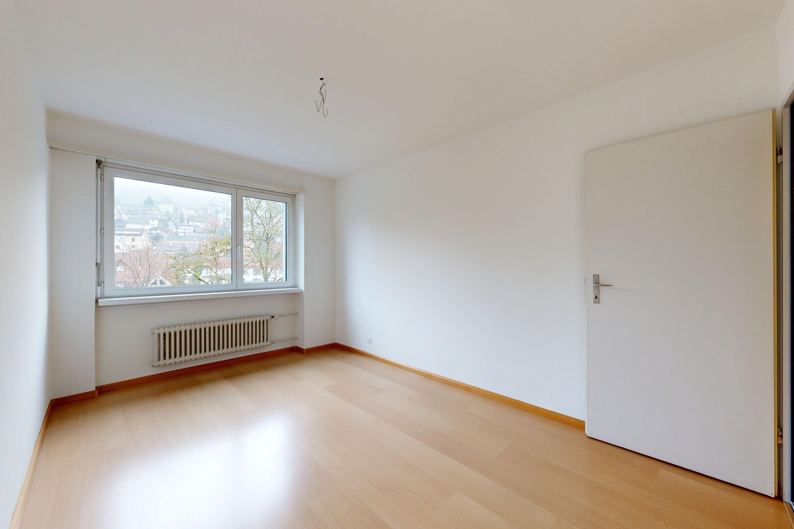 pièce vide avec radiateur, cloison sèche, drywall, inside property, et lumière naturelle