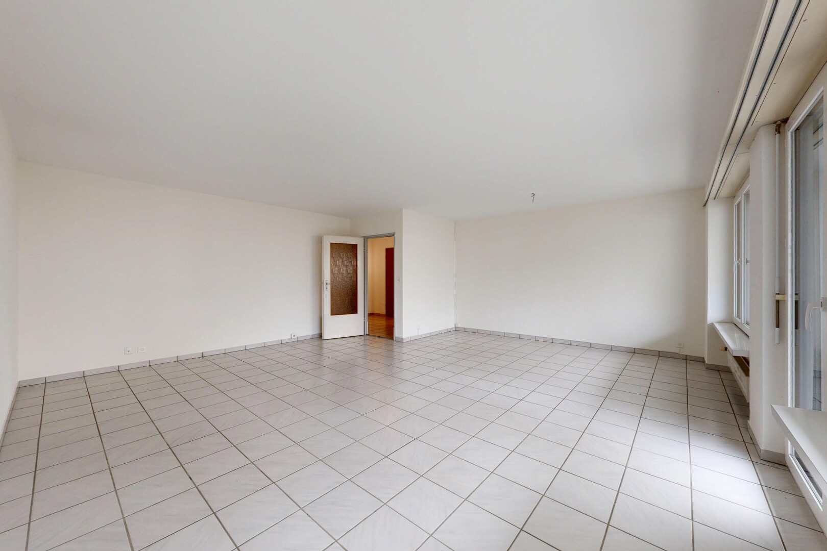 pièce vide avec cloison sèche, drywall, inside property, lumière naturelle, et natural light