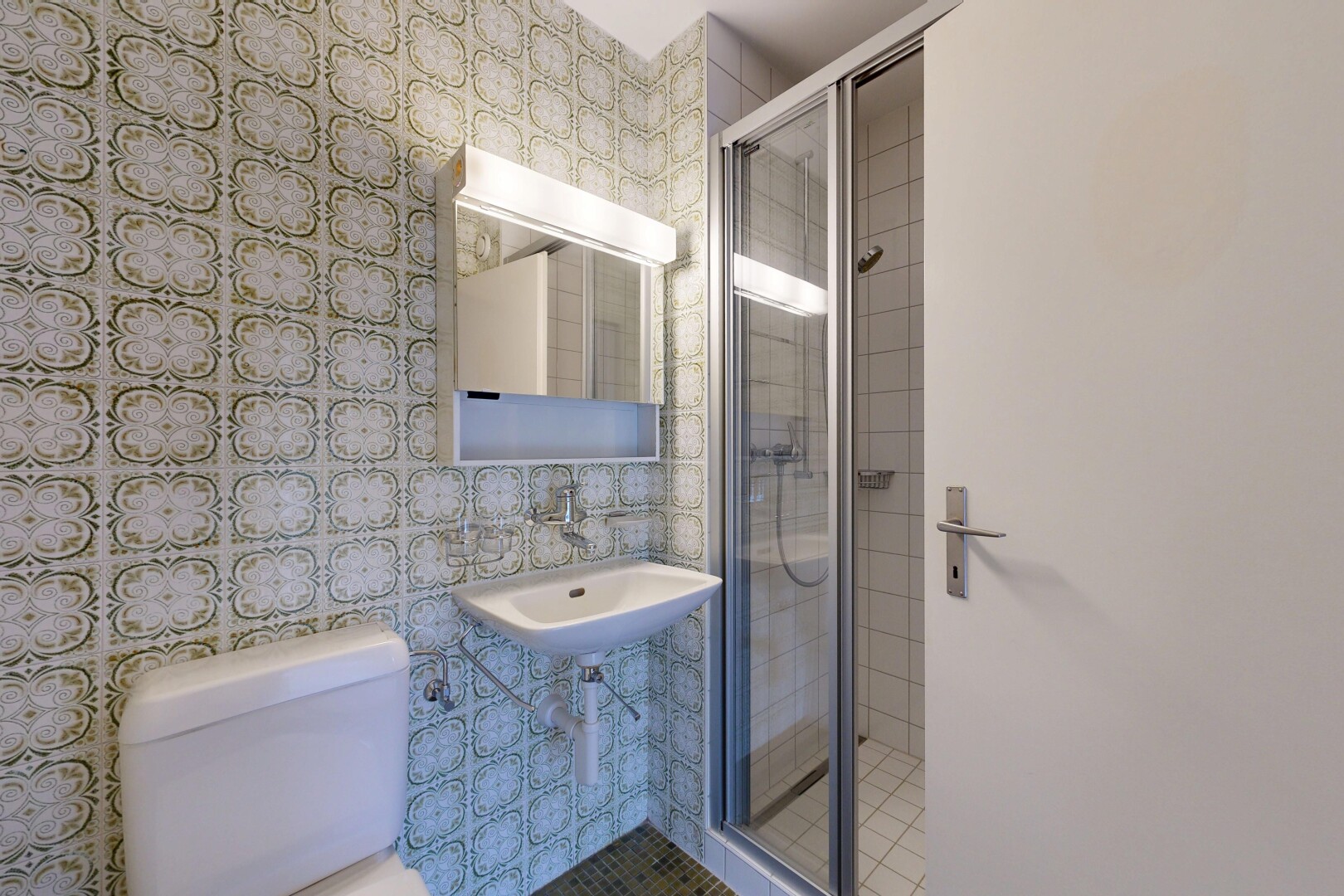 salle de bains avec miroir, salle de bain complète, douche, toilette, et évier