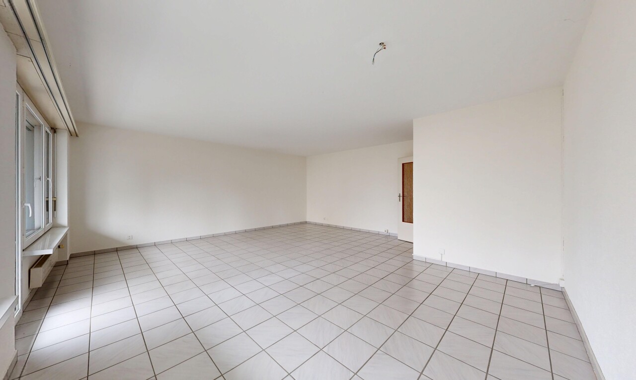 pièce vide avec cloison sèche, drywall, inside property, lumière naturelle, et natural light