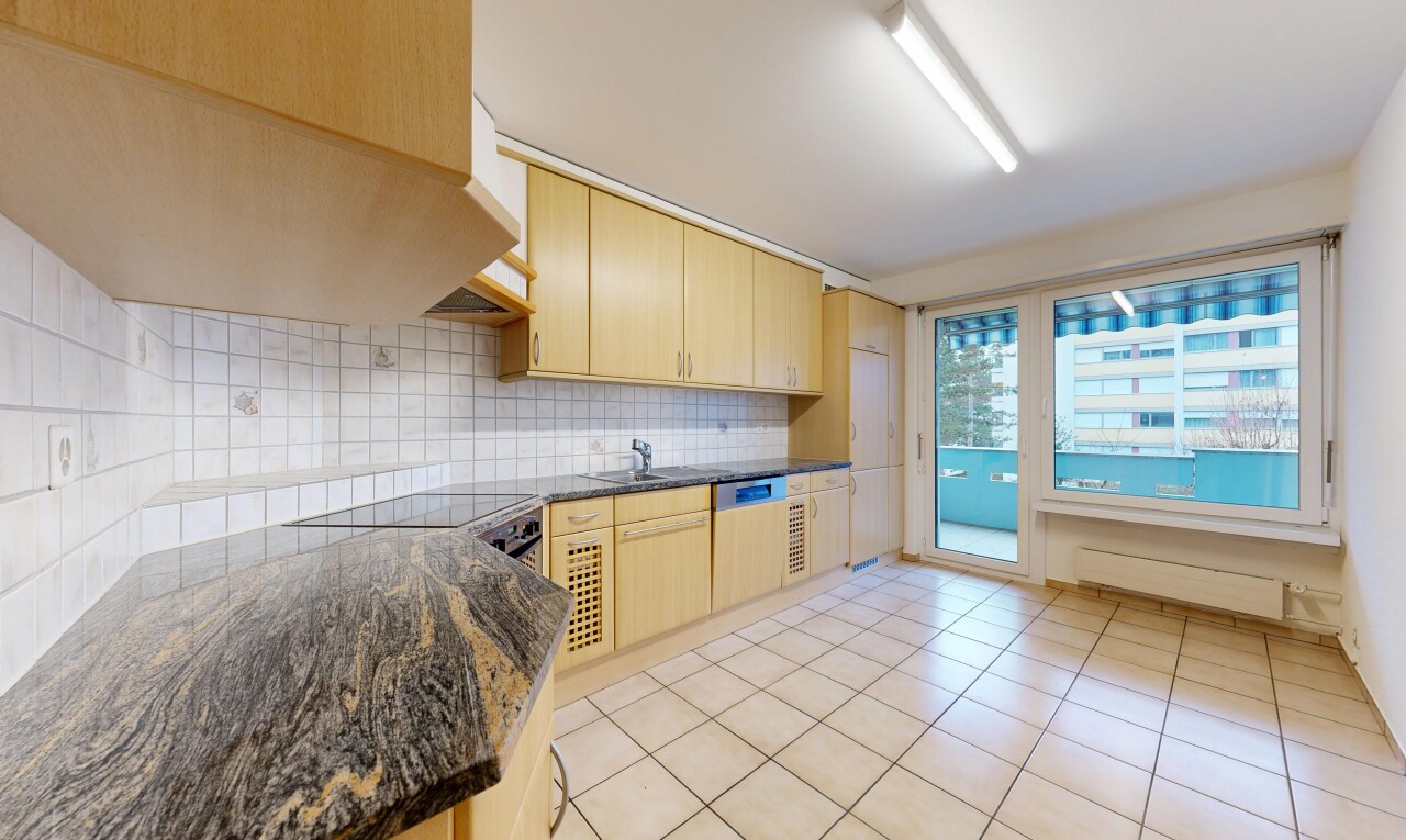 cuisine avec armoires marron clair, sol en carrelage, tile floor, dosseret, et backsplash