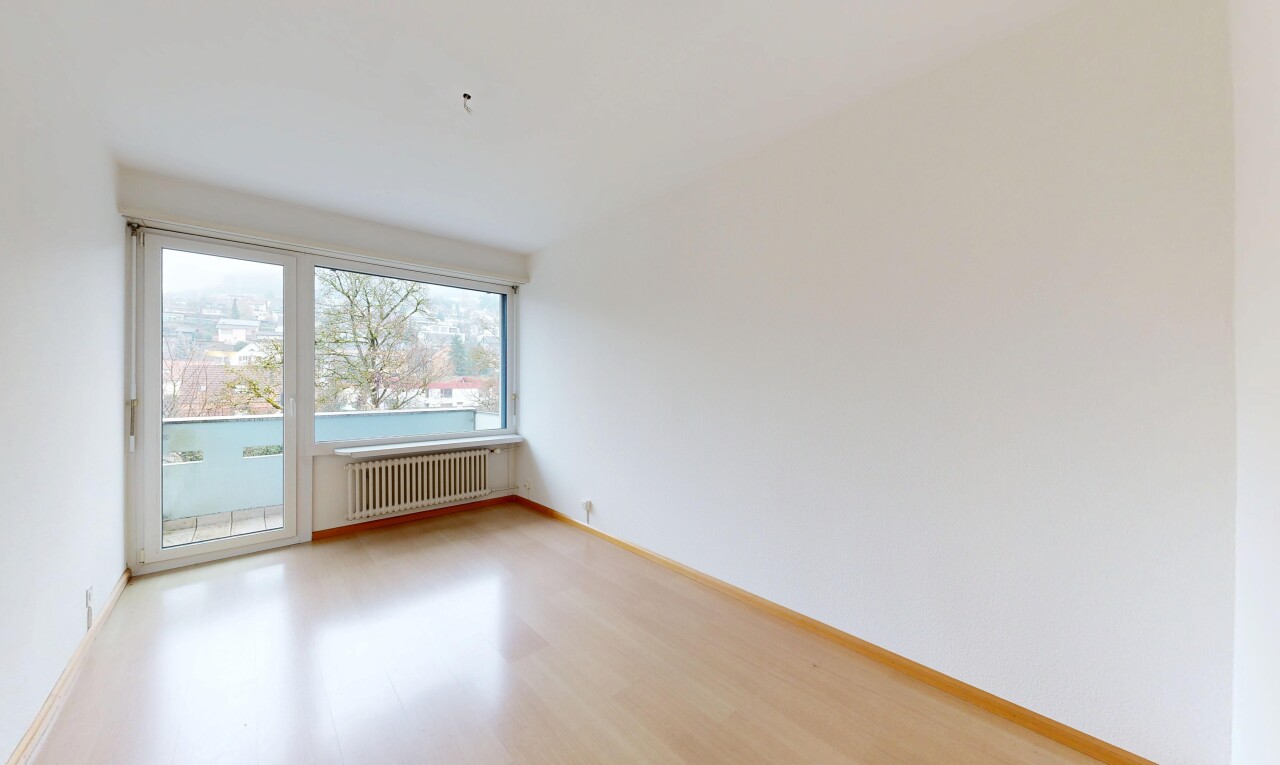 pièce vide avec cloison sèche, drywall, radiateur, lumière naturelle, et natural light