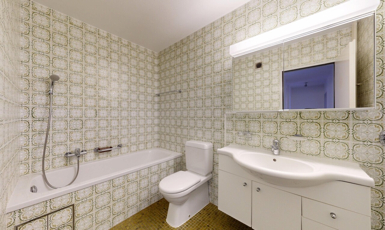 salle de bains avec salle de bain complète, lavabo (ou coiffeuse selon le contexte), mur en carrelage, tile wall, et inside property