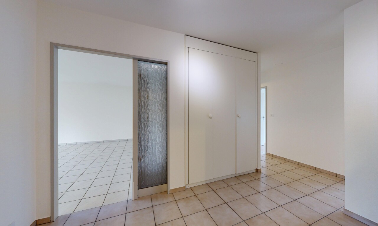 chambre avec inside property, cloison sèche, drywall, sol en carrelage, et tile floor