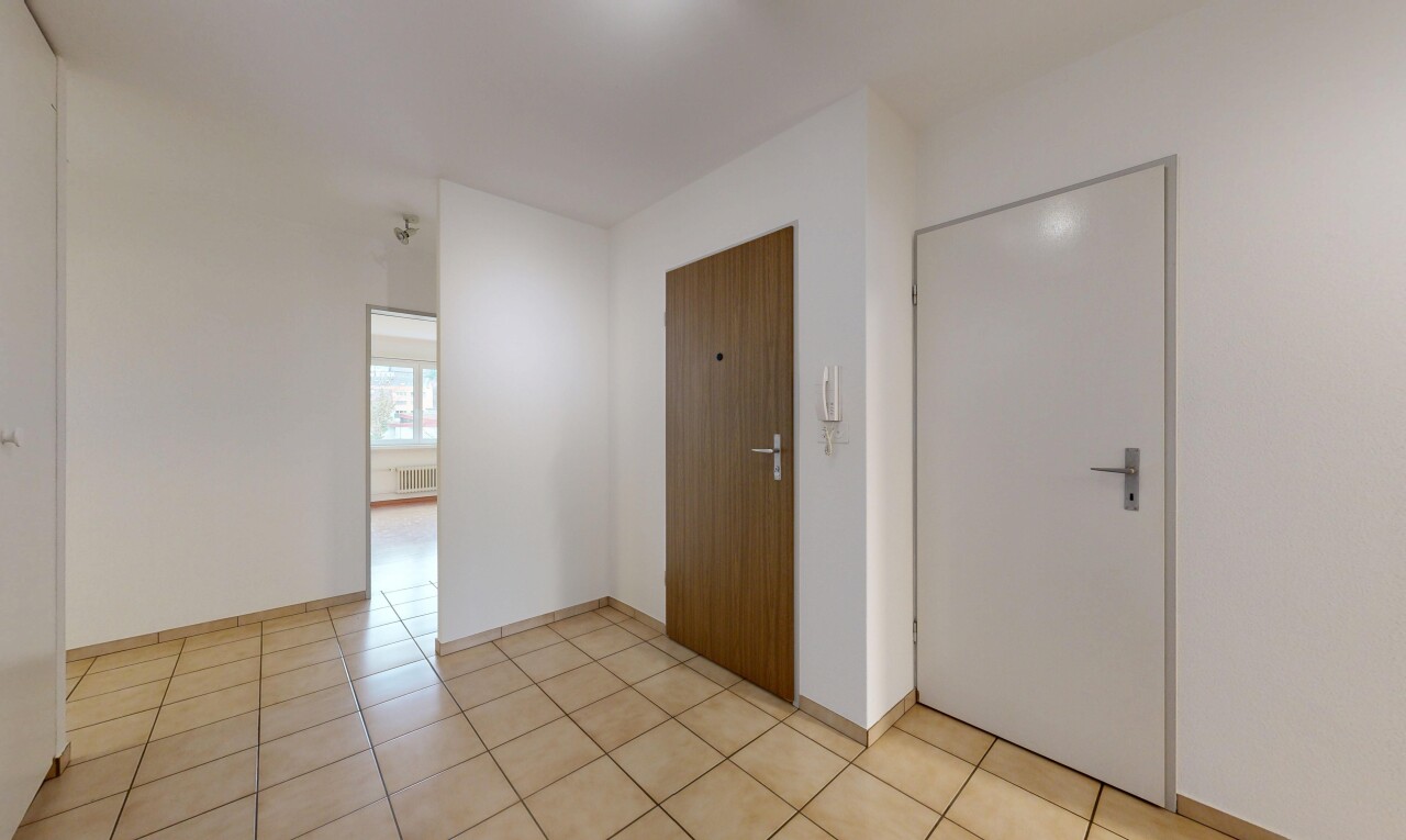 pièce vide avec inside property, cloison sèche, drywall, sol en carrelage, et tile floor