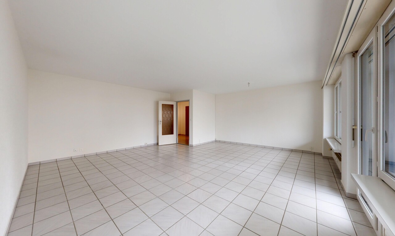 pièce vide avec cloison sèche, drywall, inside property, lumière naturelle, et natural light