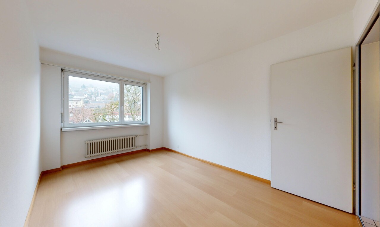 pièce vide avec radiateur, cloison sèche, drywall, inside property, et lumière naturelle