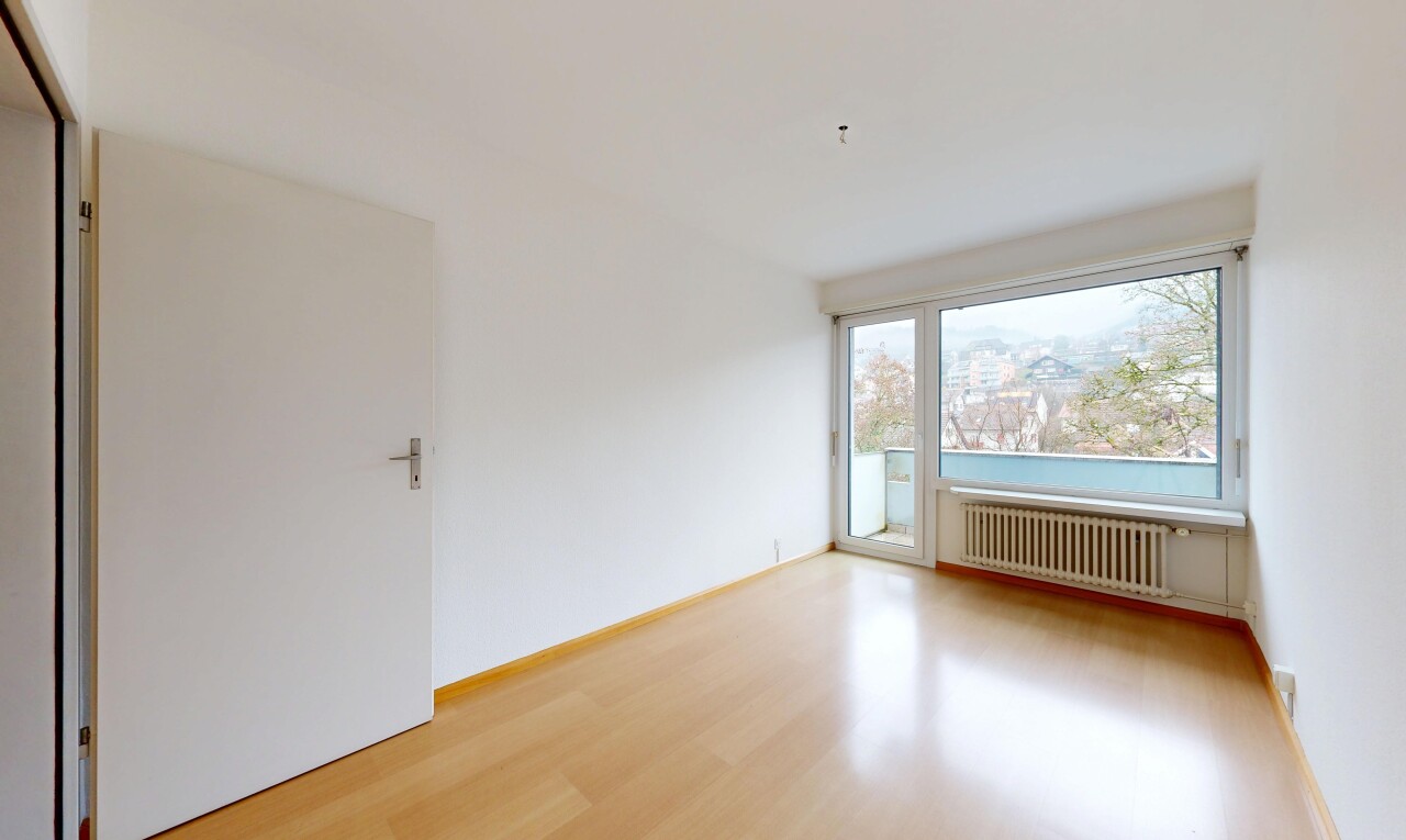 pièce vide avec radiateur, sol en finition bois, wood finish floor, cloison sèche, et drywall