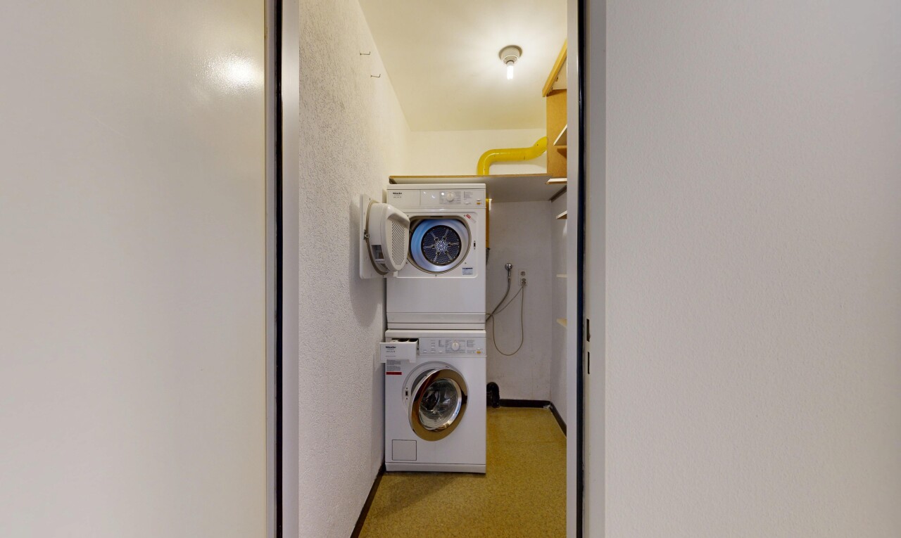 buanderie avec buanderie, inside property, et lave-linge et sèche-linge superposés