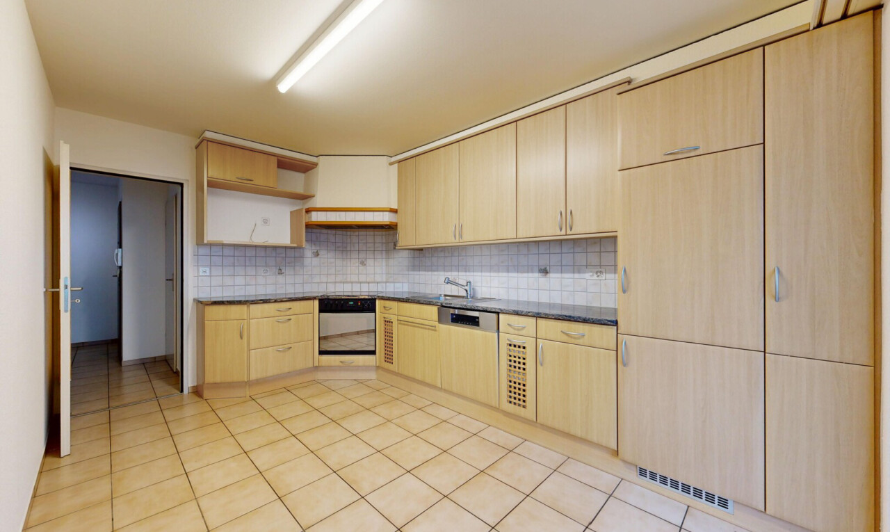 cuisine avec étagères ouvertes, armoires marron clair, inside property, dosseret, et backsplash