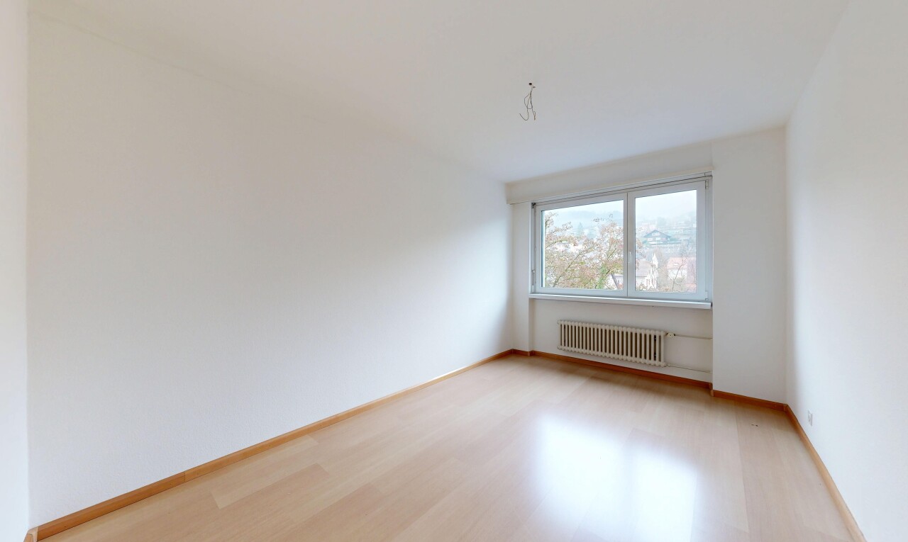 pièce vide avec cloison sèche, drywall, radiateur, sol en finition bois, et wood finish floor