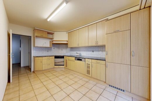 cuisine avec étagères ouvertes, armoires marron clair, inside property, dosseret, et backsplash