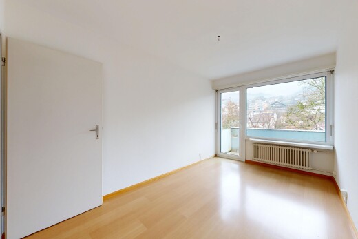 pièce vide avec radiateur, sol en finition bois, wood finish floor, cloison sèche, et drywall