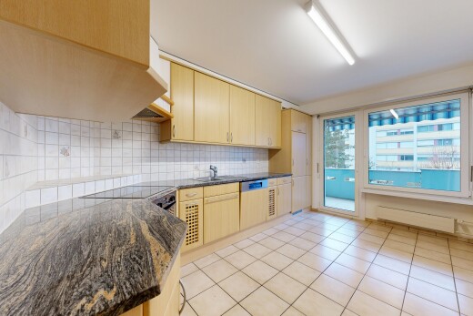 cuisine avec armoires marron clair, sol en carrelage, tile floor, dosseret, et backsplash
