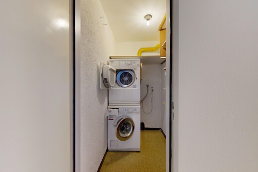 buanderie avec buanderie, inside property, et lave-linge et sèche-linge superposés