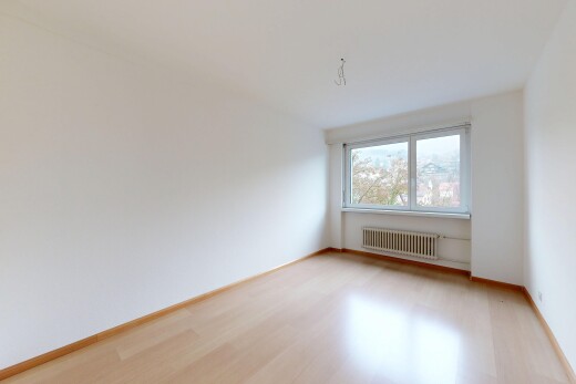 pièce vide avec cloison sèche, drywall, radiateur, sol en finition bois, et wood finish floor