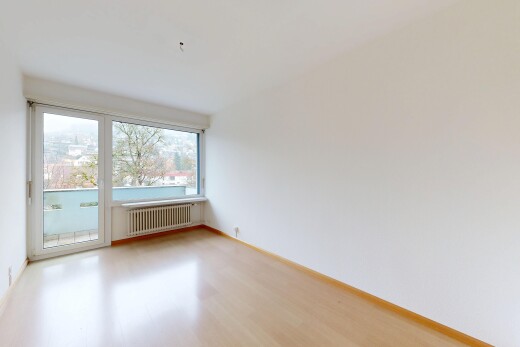 pièce vide avec cloison sèche, drywall, radiateur, lumière naturelle, et natural light