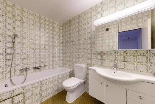 salle de bains avec salle de bain complète, lavabo (ou coiffeuse selon le contexte), mur en carrelage, tile wall, et inside property