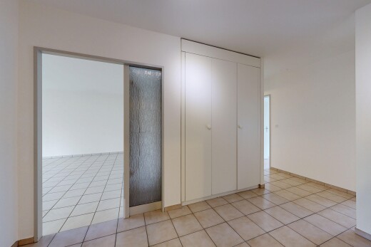 chambre avec inside property, cloison sèche, drywall, sol en carrelage, et tile floor