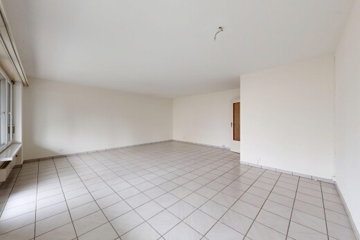 pièce vide avec cloison sèche, drywall, inside property, lumière naturelle, et natural light