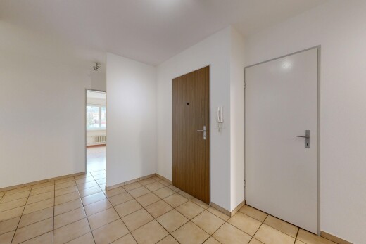 pièce vide avec inside property, cloison sèche, drywall, sol en carrelage, et tile floor